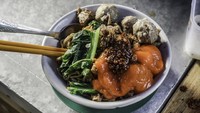 Bumbu bawang dan kemiri dalam mie ayam Jawa ini rasanya gurih mantap. Makin enak dimakan selagi hangat. Cara membuatnya bisa kamu lihat di resep ini.Foto: iStock
