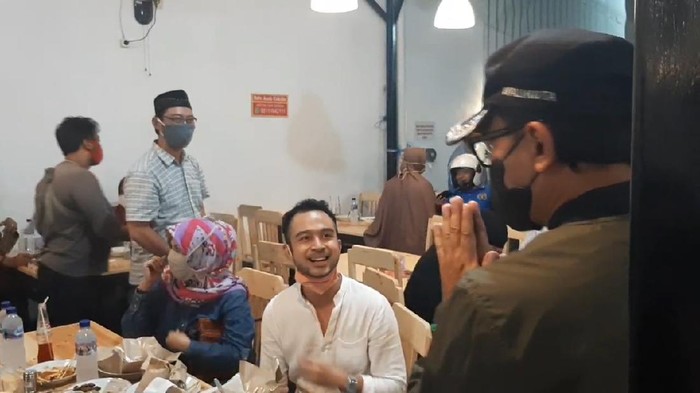 Wali Kota Bogor Bima Arya melakukan sidak di hari pertama pemberlakuan pembatasan jam operasional untuk mal, restoran dan kafe pada Sabtu (29/8/2020) malam. Bima ingin memastikan pengusaha menaati aturan tersebut.