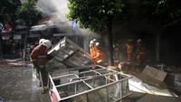 Diketahui, lima orang tewas akibat kebakaran tersebut merupakan satu keluarga. Terkait penyebab kebakaran, Kasat Reskrim Polrestabes Surabaya AKBP Sudamiran mengatakan pihaknya belum dapat menyimpulkan. Tim Labfor Surabaya akan memeriksanya pada Senin (31/8).