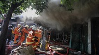 Sekitar 22 kendaraan pemadam kebakaran dikerahkan untuk memadamkan kebakaran yang menewaskan lima orang di dalam toko tersebut.