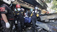 Petugas mengevakuasi korban dari toko elektronik yang terbakar di Jalan Kranggan, Surabaya, Jawa Timur, Minggu (30/8/2020).