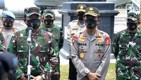 Panglima TNI Marsekal TNI Hadi Tjahjanto (kedua kiri) bersama Kapolri Jenderal Pol Idham Azis (kedua kanan) memberikan keterangan kepada wartawan di Galaktika Landasan Udara Hasanuddin, Kabupaten Maros , Sulawesi Selatan, Minggu (30/8/2020).