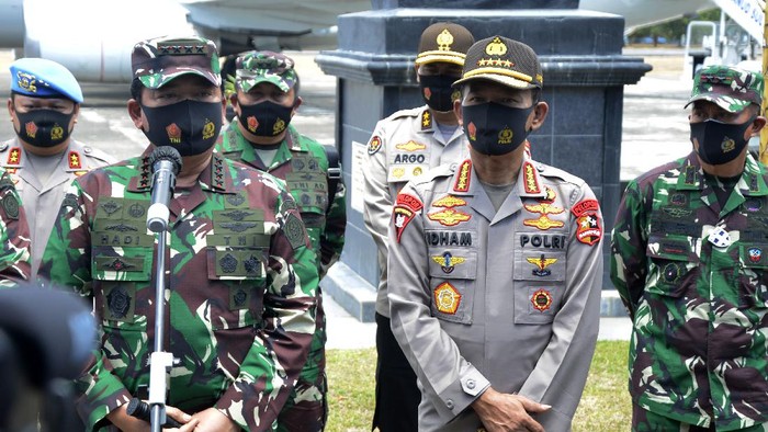 Panglima TNI Marsekal Hadi Tjahjanto berikan keterangan terkait kasus perusakan Polsek Ciracas, Jaktim. Keterangan itu disampaikan di hadapan awak media.