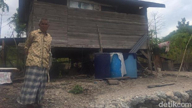 Pasangan lansia La Hasa dan Wa Zifa penghuni Pulau Pendek di Buton, Sultra (Siti Harlina-detikcom).
