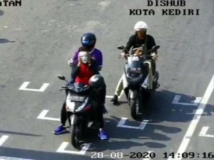 Video pemotor di Kota Kediri memakai masker kecantikan saat ditegur petugas, viral di media sosial. Aksi jenaka itu terjadi di sebuah traffic light.