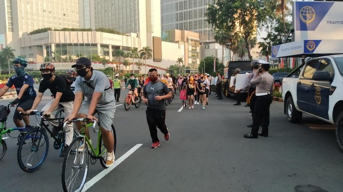 Pengguna road bike di kawasan Bundaran HI mengaku khawatir oleng jika road bike masuk Tol Dalam Kota