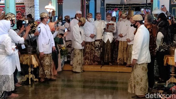 Penobatan Sultan Sepuh XV Pangeran Raja Adipati (PRA) Luqman Zulkaedin.