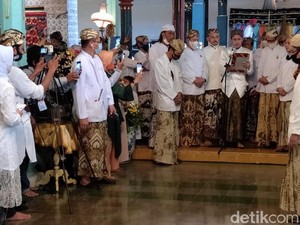 Keributan Warnai Penobatan Sultan Sepuh XV