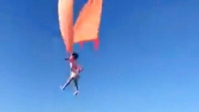 Potret Bocah di Taiwan Terbawa Angin Saat Festival Layang-layang