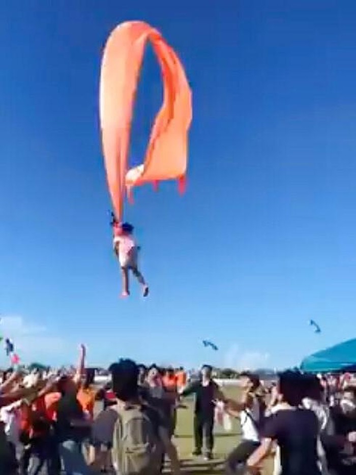 Potret Bocah di Taiwan Terbawa Angin Saat Festival Layang-layang Seorang bocah dilaporkan selamat usai tersangkut tali layang-layang dan sempat terbawa angin. Kejadian itu terjadi di tengah acara festival layang-layang Taiwan