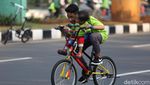Potret Warga Bersepeda di Jalan Benyamin Sueb Kemayoran