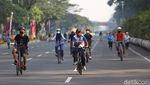 Potret Warga Bersepeda di Jalan Benyamin Sueb Kemayoran