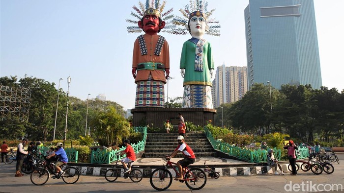 Potret Warga Bersepeda di Jalan Benyamin Sueb Kemayoran Pemprov DKI Jakarta kembali memberlakukan kawasan khusus pesepeda di sejumlah jalan Ibu Kota. Salah satunya Jalan Benyamin Sueb di Kemayoran.