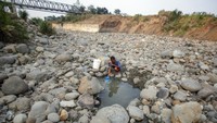 Sebagian besar warga di wilayah tersebut memanfaatkan air dari dasar dan sisa aliran sungai Cipamingkis yang mengering di musim kemarau untuk kebutuhan mencuci dan mandi.