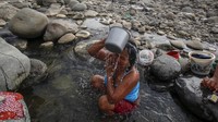 Warga mandi di aliran Sungai Cipamingkis yang mengering di Jonggol, Kabupaten Bogor, Jawa Barat, Minggu (30/8/2020).