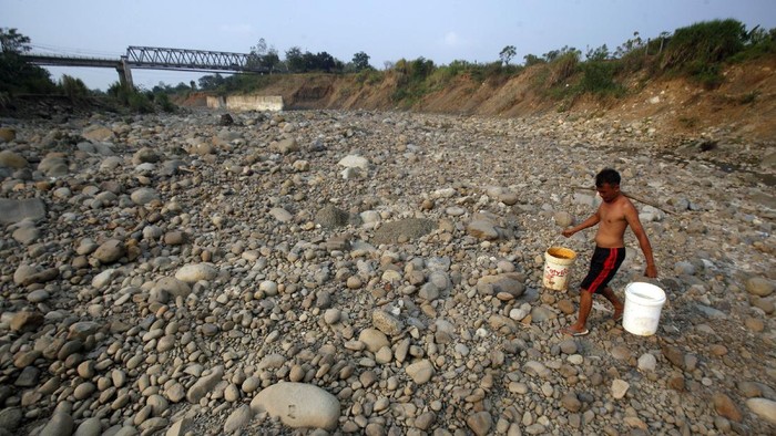 Air bersih dimanfaatkan warga untuk keperluan mencuci-mandi. Di musim kemarau, warga Jonggol memanfaatkan air sisa aliran sungai untuk kebutuhan sehari-hari.