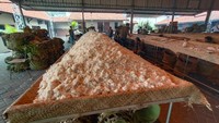 Nasi yang sudah matang lalu ditarun dalam wadah besar dan diangin-anginkan hingga dingin agar tidak basi.sebelum dibungkus dengan daun jati bersama lauknya. Foto: Dian Utoro Aji/detikcom