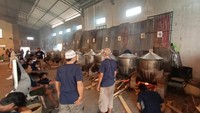 Jumlah kukusan atau dandang ada 16 dan warga membagi tugas, memasak nasi, menyiapkan lauk hingga membungkus dan mendistribusikan dilakukan secara gotong royong. Foto: Dian Utoro Aji/detikcom