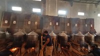 Agar lebih sistematis setiap kukusan dan tungku diberi nomor agar lebih mudah dicek. Nasi dengan lauk daging kambing atau sapi ini dinantikan masyarakat setiap 10 Muharam. Foto: Dian Utoro Aji/detikcom