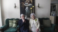 Dilansir dari AP, pasangan yang merupakan pensiunan guru itu dinobatkan oleh Guinness World Records sebagai pasangan tertua di dunia berdasarkan usia gabungan keduanya. Pasangan pengantin itu diketahui telah menjalani biduk rumah tangga selama 79 tahun .