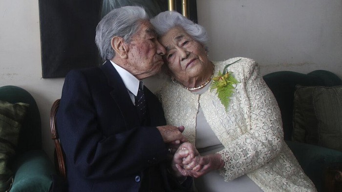 Rekor! Kakek-Nenek Asal Ekuador Ini Jadi Pasangan Tertua di Dunia Pasangan pengantin, Julio Mora (110), dan Waldramina Quinteros (104) telah menikah selama 79 tahun. Keduanya pun dinobatkan sebagai pasangan tertua di dunia.
