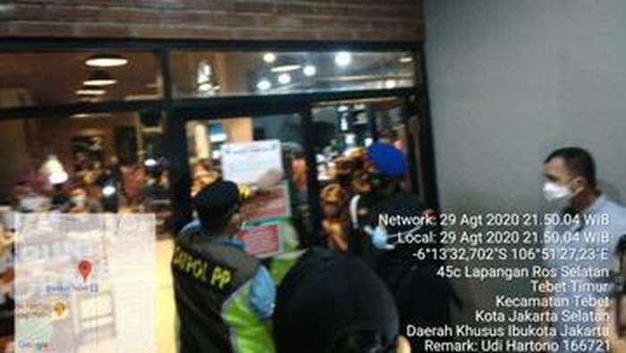 Satpol PP datangi kafe di Tebet (Twitter Satpol PP DKI)