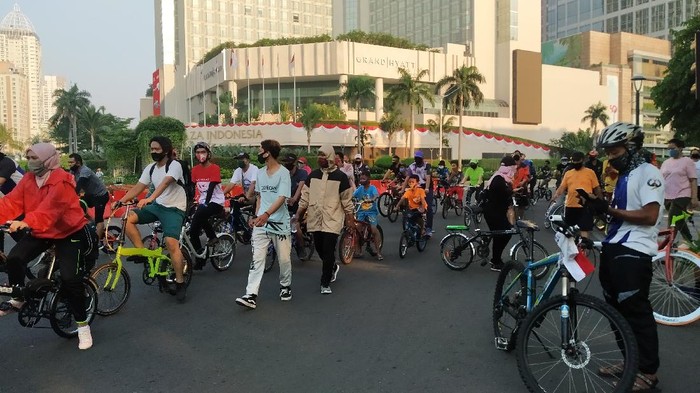 Suasana Bundaran HI, Minggu (30/8/2020), dipadati warga yang berolahraga