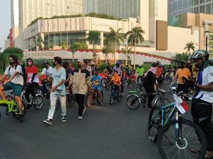 Warga Padati Bundaran HI untuk Olahraga, Masih Ada yang Tak Bermasker