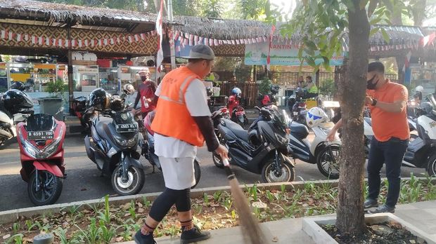 Suasana Bundaran HI, Minggu (30/8/2020), dipadati warga yang berolahraga