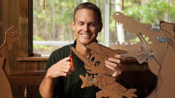 Aksi John membuat berabgai karakter dari sebuah kardus. Foto: Instagram/sunsetselfies