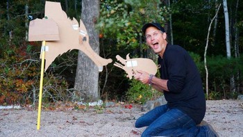 Begini lho ternyata behind the scene foto jhon dengan model kardusnya. Kreatif banget ya. Foto: Instagram/sunsetselfies