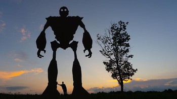 Dengan hasil seninya tersebut, ia membuat serangkaian foto selfienya bersama hasil karyanya yang super kreatif. Foto: Instagram/sunsetselfies