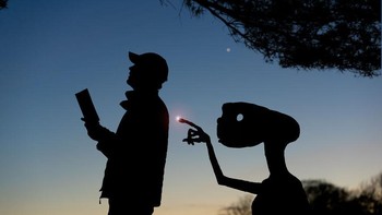 Sebagai penulis dan pembuat film, saya suka menjauh dari komputer setiap hari dan membuat sesuatu dengan tangan saya. Jadi saya mengambil selembar karton besar, menggambar sesuatu, memotongnya dengan cepat dengan pisau dan gunting, lalu berpose dengannya saat matahari terbenam. ujarnya dilansir dari Boredpanda. Foto: Instagram/sunsetselfies