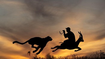 John mengabadikan foto selfienya saat matahari terbenam sehingga tercipta foto siluet yang mengesankan. Foto: Instagram/sunsetselfies