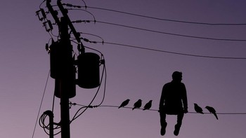 Dalam pengambilan foto ini, Johone tidak ditof oleh orang lain. Melainkan ia mengatur sendiri settingan pada kameranya dengan time selama 10 detik untuk menjepret. Foto: Instagram/sunsetselfies