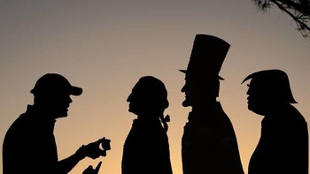 Menghabiskan waktu liburan di Frye Island, Maine, Amerika Serikat. Seorang penulis bernama John Marshall mendapatkan ide dan mulai berkarya dengan foto siluetnya. Foto: Instagram/sunsetselfies