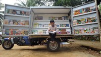 Pemkot Padang melalui Dinas Perpustakaan dan Kearsipan selama pandemi COVID-19 tetap menjalankan pustaka keliling ke kampung-kampung dan taman bacaan masyarakat serta panti asuhan sebagai upaya meningkatkan minat baca masyarakat.