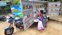 Anak-anak antusias memilih buku saat becak motor (betor) Pustaka Keliling datang ke Bukit Gado-gado, Padang, Sumatera Barat, Minggu (30/8/2020). 