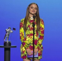 Joey King jadi salah satu pembaca nominasi MTV Video Music Awards 2020. Ia tampil manis berbalut mini dress keluaran Versace. Foto: AP/MTV Via AP