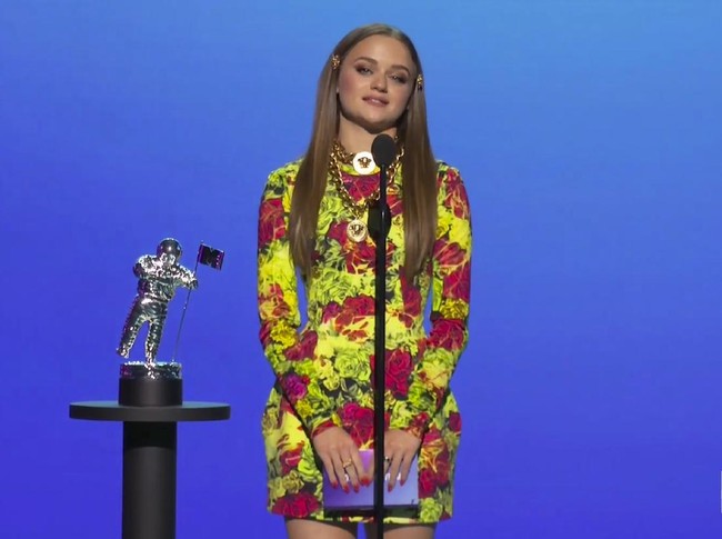 Joey King jadi salah satu pembaca nominasi MTV Video Music Awards 2020. Ia tampil manis berbalut mini dress keluaran Versace. Foto: AP/MTV Via AP