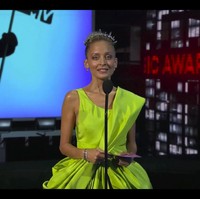 Nicole Richie pun tak kalah menarik perhatian dengan dress warna hijau neon beraksen draperi. Train panjang menyentuh lantai menambah efek dramatis pada gaun rancangan Cong Tri ini. Foto: AP/MTV Via AP