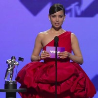 Gaun asimetris dengan volume di area pinggang membuat aktris dan penyanyi Sofia Carson terlihat tenggelam di balik busananya sendiri. Foto: AP/MTV Via AP