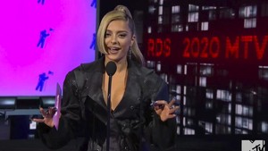 Bebe Rexha pernah terkena lemparan telepon dari seorang pria di pertunjukannya pada Juni 2023 di NYC. Dia kemudian memposting foto matanya yang terluka, menulis, Aku baik-baik saja.Foto: AP/MTV Via AP