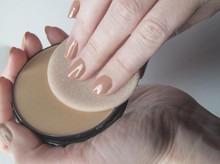 7 Pilihan Bedak Padat untuk Usia 40 Tahun ke Atas agar Wajah Tetap Fresh