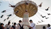 Sejumlah pengunjung bermain berbagai wahana permainan di hari terakhir taman hiburan Toshimaen beroperasi, Senin (31/8/2020).