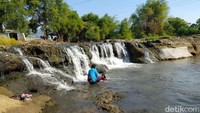 Air terjun di sungai ini muncul ketika musim kemarau saat debit air rendah. Air yang mengaliri bebatuan dengan kontur yang unik membentuk sejumlah air terjun kecil yang menarik.