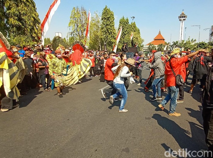 Aksi biduan dangdut dan seniman barongan di Alun-alun Kudus tuntut izin manggung, Senin (31/8/2020).
