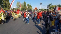 Tampak mereka pekerja seni yang merupakan penyanyi dangdut menyanyikan sebuah lagu. Mereka juga tampak berjoget bersama-sama. Sambil menyanyi dan berjoget mereka meneriakkan keluhan selama enam bulan tidak bisa bekerja.