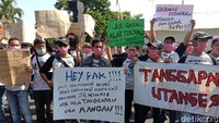 Tidak hanya para penyanyi, mereka pekerja seni di Kudus juga tampak membawa spanduk dan poster betulisan keluhan.