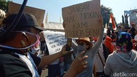 Salah satu poster bertuliskan jangan anak tirikan kami pekerja seni